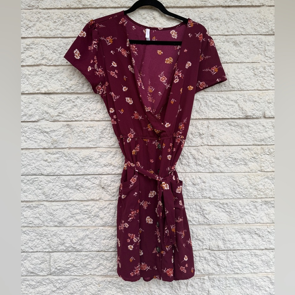 ⭐️Button down wrap dress in floral pattern maroon with pockets